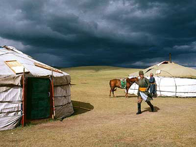 Mongolei-Rundreise in die Wüste Gobi Jurtencamp in grüner Steppe auf Mongolei-Reise