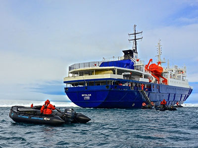 Das richtige Expeditionsschiff für die Arktis-Reise Zodiac-Ausflüge auf Spitzbergen-Reisen